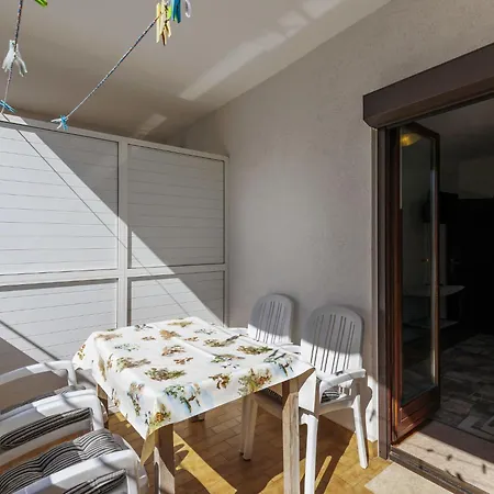 Zoki 1 By Interhome אומאג