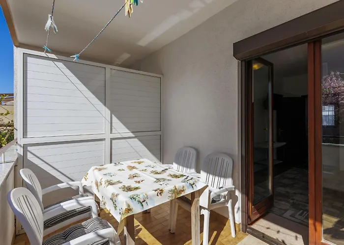 Zoki 1 By Interhome Ουμάγκ